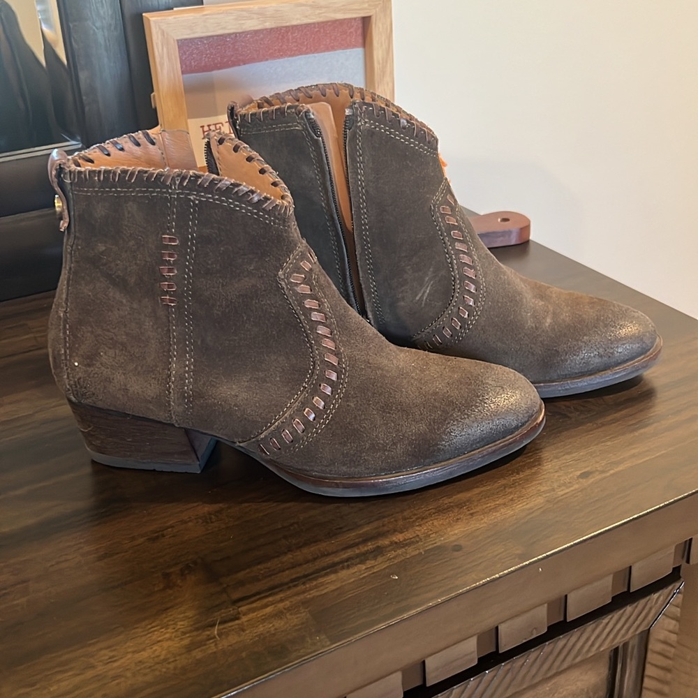 Adorable booties. GUC